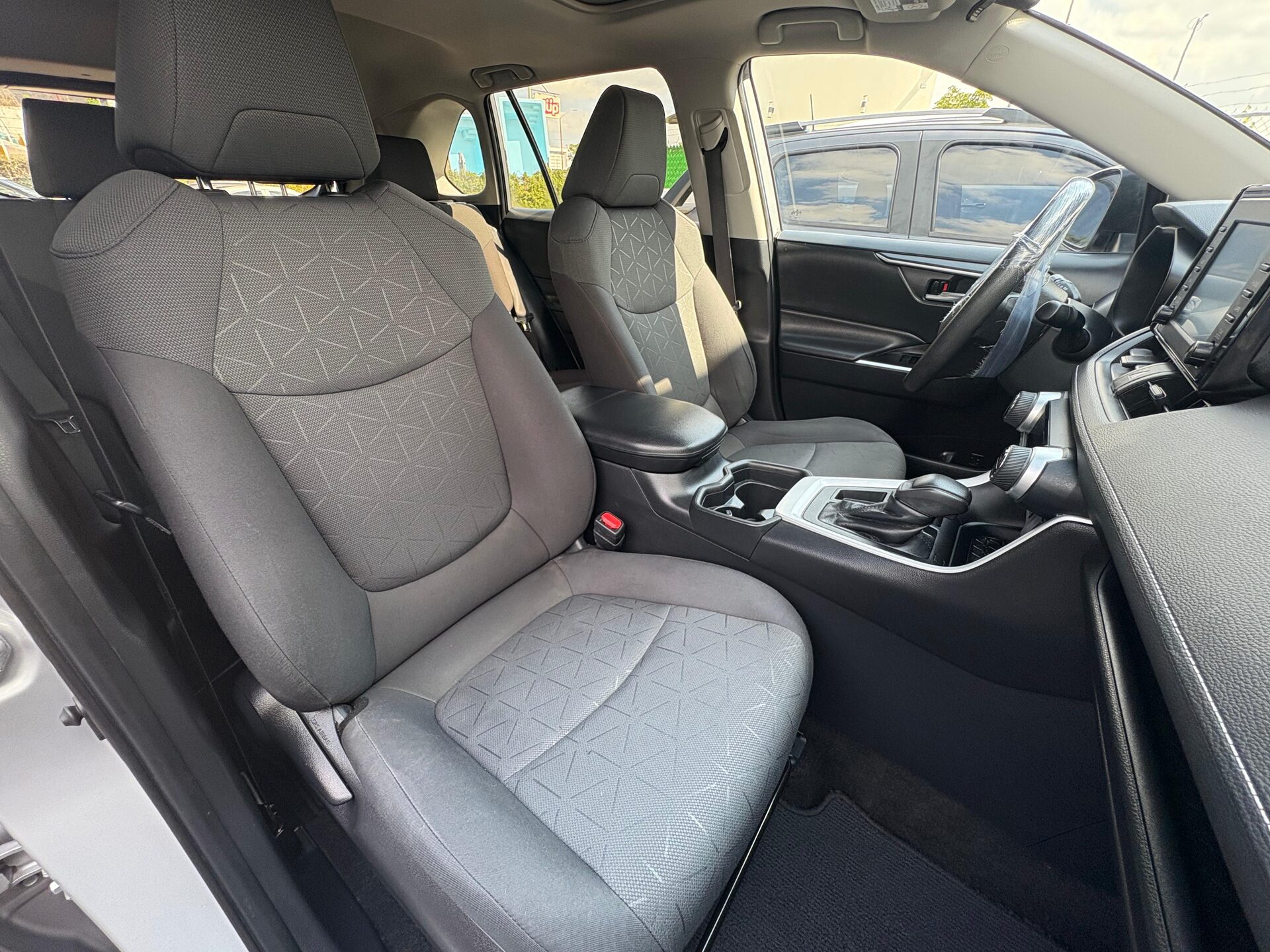 2021 Toyota RAV4 XLE thumbnail 6