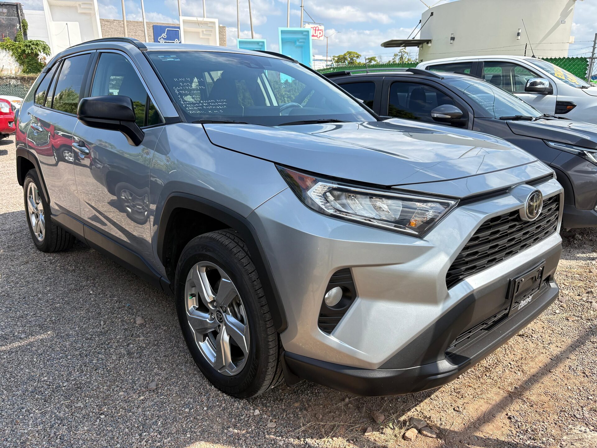 2021 Toyota RAV4 XLE thumbnail 2
