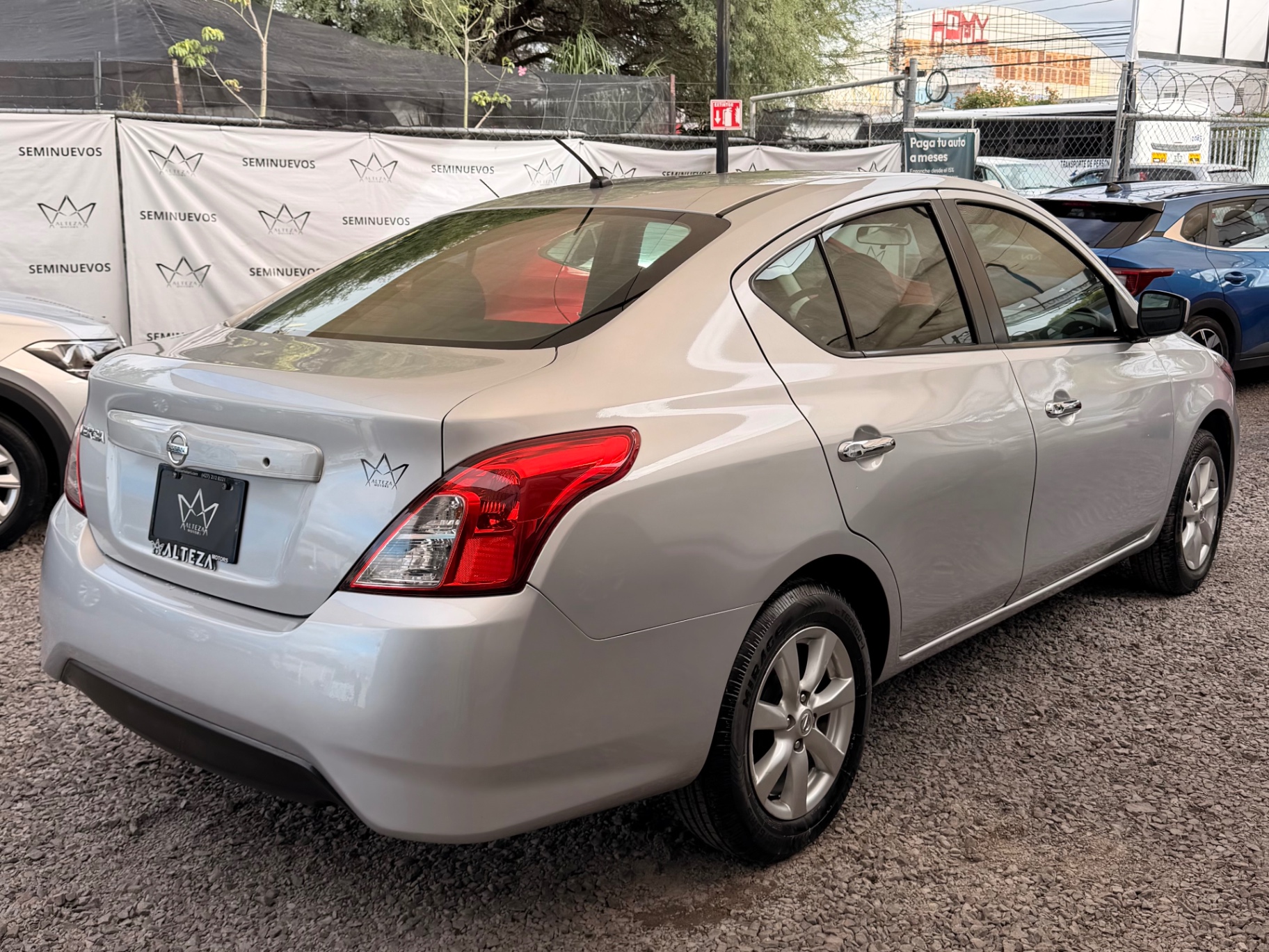 2019 Nissan Versa Sense Aut miniatura 4