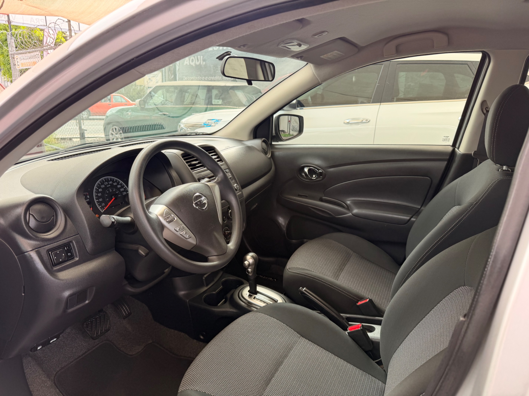 2019 Nissan Versa Sense Aut miniatura 6