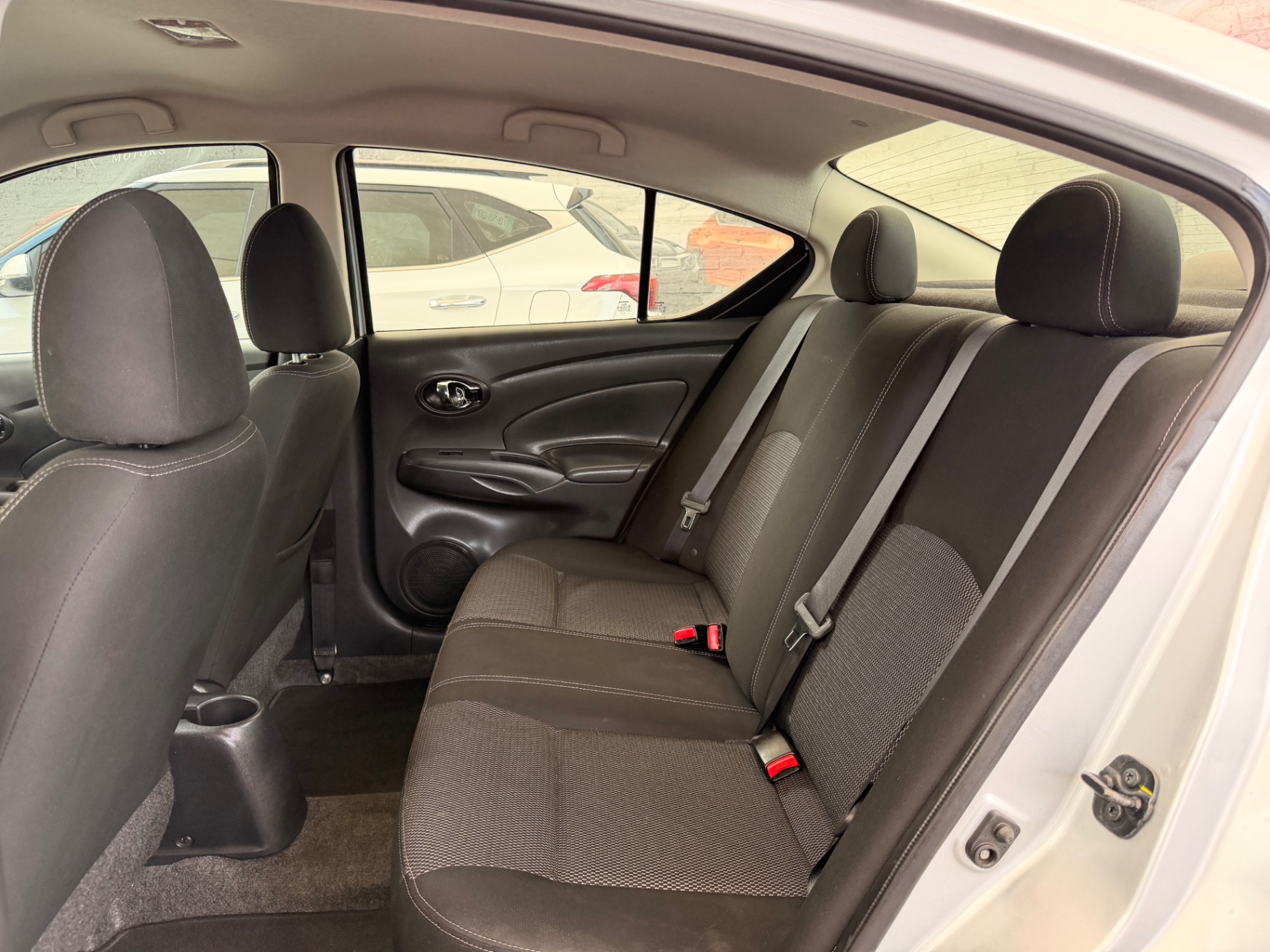2019 Nissan Versa Sense Aut miniatura 9