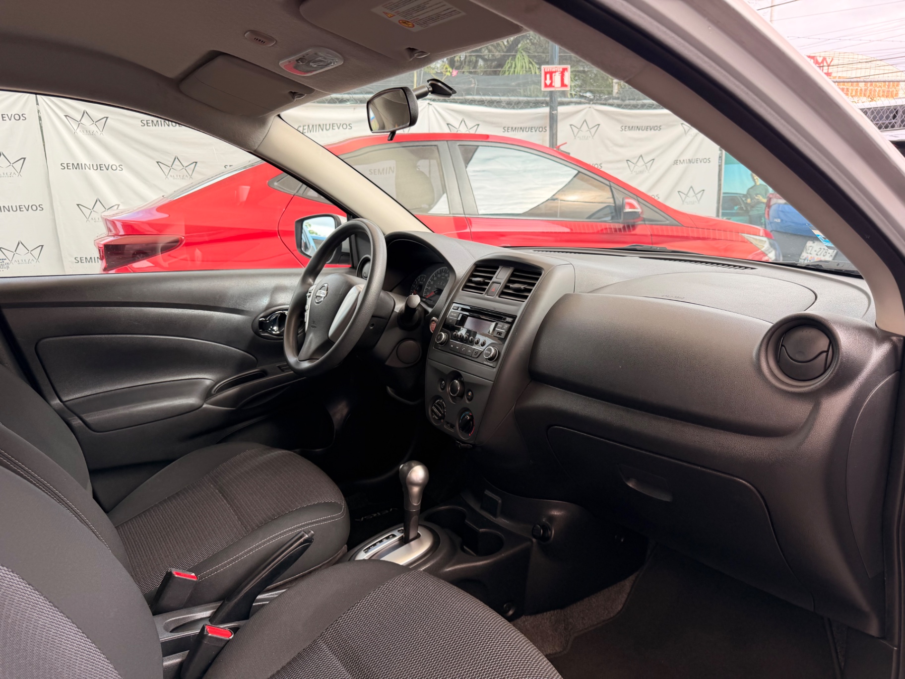 2019 Nissan Versa Sense Aut miniatura 8